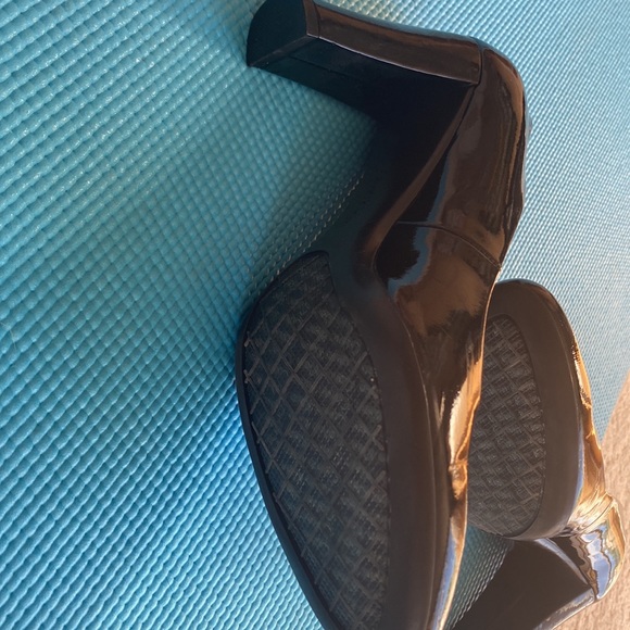 Calvin Klein Patent Leather Black Pumps Size 9M - Picture 3 of 4